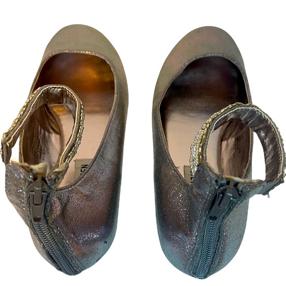 STEVE MADDEN Metallic Ballet Flats with Pearl Ankle Straps. Size 5 - Picture 5 of 10